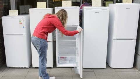 Wenn nichts mehr hilft und der Kühlschrank zu laut brummt, muss wohl ein neues Gerät her