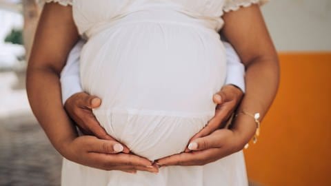 In vielen Ländern bleibt die Geburtenrate konstant oder geht sogar zurück. Paar mit schwangerer Frau.