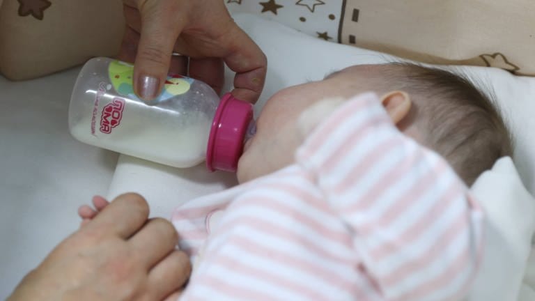 Laut einer WHO-Erhebung werden immer weniger Säuglinge und Kleinkinder von ihren Müttern gestillt. Die massive Werbung der Hersteller von Ersatzmilch-Produkten könnten dafür mit verantwortlich sein.