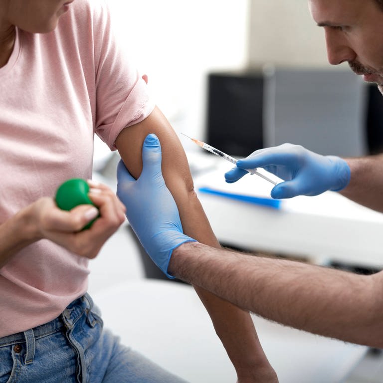 Das Bild zeigt eine Person, die geimpft wird.