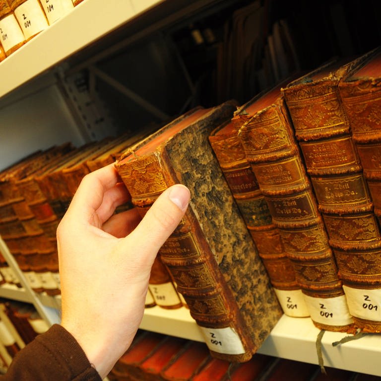 Mehrere Universitäten haben Teile ihres Bücherbestandes aus dem 19. Jahrhundert gesperrt. Die Bücher werden auf Arsenbelastung geprüft. Betroffen sind Bücher mit grünem Einband oder Buchschnitt. (Foto: IMAGO, IMAGO/Design Pics)