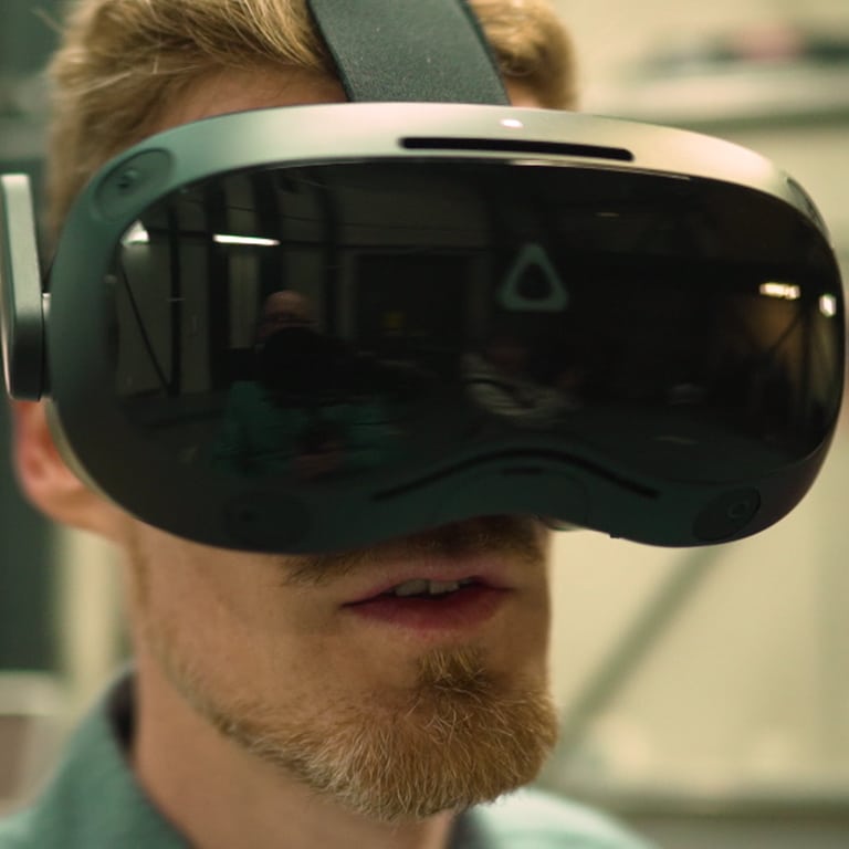 Das Virtual Reality Projekt MinoXR lässt sich mit mehreren Spielern gemeinsam in einer virtuellen Realität spielen.Jetzt wird das Spiel auf der FMX Messe in Stuttgart vorgestellt | Mensch mit VR-Brille. (Foto: SWR)