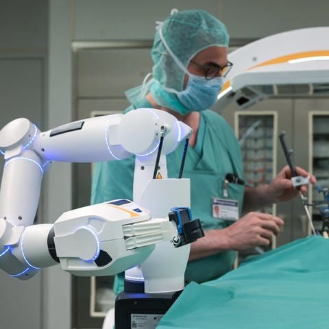 Roboter assistiert bei Operation