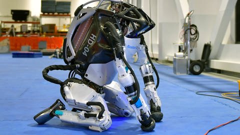 Der hydraulische Atlas-Roboter hat noch einige Probleme beim Laufen. Er wurde nun von Boston Dynamics in Rente geschickt | Atlas Roboter kniet