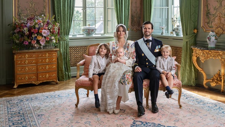 Familienfoto auf Schloss Drottningholm in Schweden: Prinzessin Sofia und Prinz Carl Philip posieren anlässlich der Taufe ihres Sohns Prinz Julian für ein Familienfoto