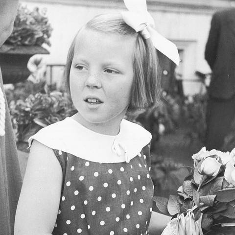 Montage aus zwei Kindheitsfotos von Beatrix, der ehemaligen Königin der Niederlande