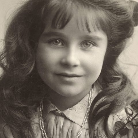 Kindheitsfoto von Lady Elizabeth Angela Marguerite Bowes-Lyon, Queen Mum.