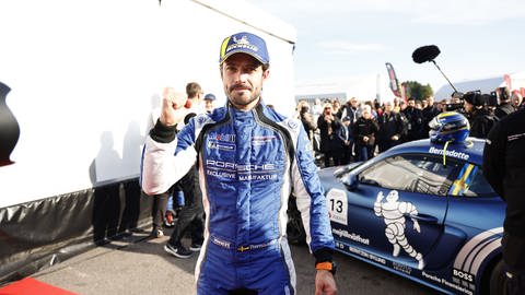 Prinz Carl Philip von Schweden feiert seinen Sieg bei der Porsche Sprint Challenge in Mantorp Park