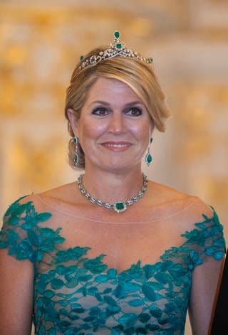 Königin Máxima der Niederlande trug beim Staatsbesuch in der Slowakei ein besonderes gruenes Kleid und auffallenden Schmuck.