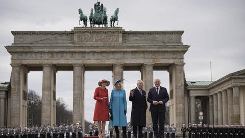 König Charles(2.v.r) und Königin Camilla (2.v.l) bei ihrem Deutschland-Besuch am Brandenburger Tor in Berlin