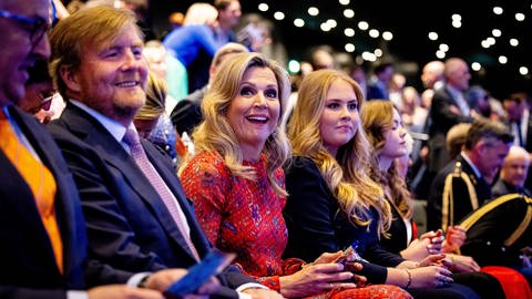 König Willem-Alexander und Königin Maxima sitzen mit den beiden Töchtern Amalia und Ariane im Saal für das King's Day Konzert