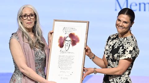 Prinzessin Victoria überreicht Schriftstellerin Laurie Halse Anderson den ALMA-Literaturpreis