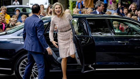 Königin Maxima steigt aus dem Auto zu einem Treffen über angemessene Pflege