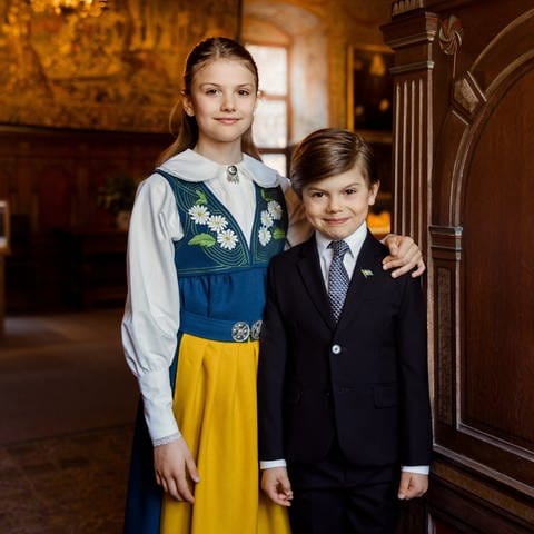 Prinzessin Estelle und Prinz Oscar posieren in tradistioneller Schwedentracht zum 500. Unabhängigkeitstag von Schweden.
