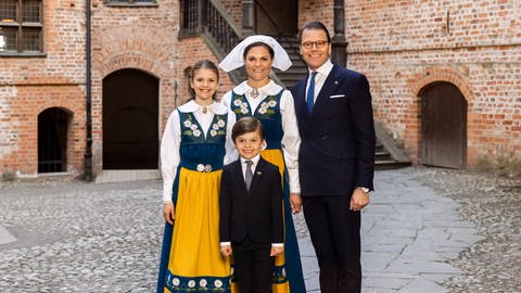 Familienbild der schwedischen Prinzenfamilie (Prinzessin Victoria und Prinz Daniel von Schweden) anlässlich des 500. Jahrestages von Schweden.
