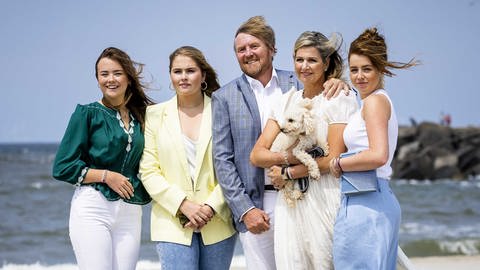 König Willem-Alexander und Königin Maxima zusammen mit den Prinzessinnen Ariane, Amalia und Alexia und Hund Mambo am Strand von Den Haag.