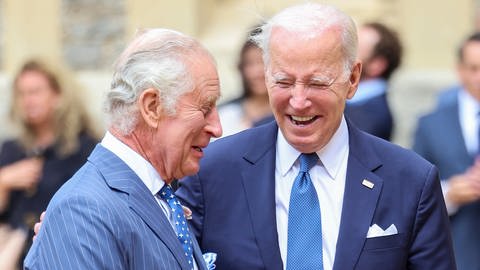 König Charles III. (l) und Joe Biden, Präsident der USA, lachen während eines Gesprächs auf Schloss Windsor. Auf seinem Weg zum Nato-Gipfel im litauischen Vilnius, der am Dienstag (11.07.2023) beginnt, legt der US-Präsident einen Zwischenstopp in London ein und trifft auch den britischen König Charles III.