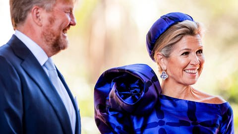 Máxima im lila-blauen Kleid: Beim Staatsbesuch in Südafrika zeigt sich die niederländische Königin gut gekleidet und gut gelaunt.