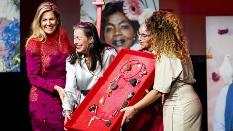 Königin Máxima während der Verleihung des Kulturfondspreises 2023 im Theater Zuidplein an Adelheid Roosen von Female Economy. Female Economy erhält den Preis, weil sie als selbsternannte Theatergruppe ein großartiges Beispiel dafür sind, wie Kultur verbindet. 