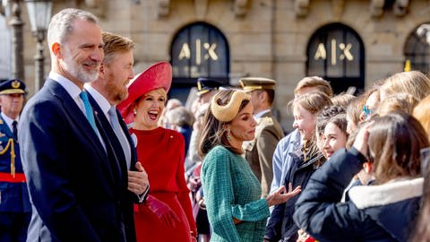 Royales Treffen in Amsterdam: Königin Letizia und König Felipe von Spanien nehmen bei ihrem Besuch von König Willem-Alexander und Königin Máxima in den Niederlanden ein Bad in der Menge. 