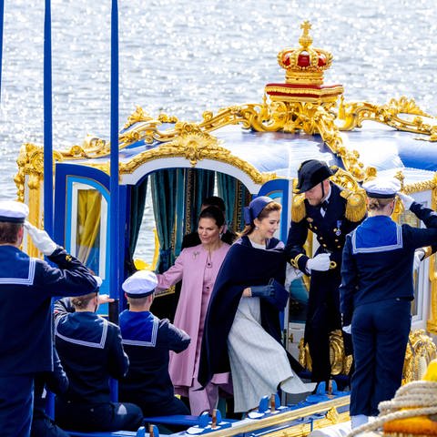 Das dänische Königspaar zu Besuch in Schweden. Königin Mary steigt aus der königlichen Barkasse.