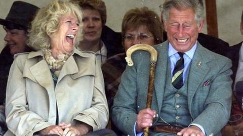 Prinz Charles und seine Frau Camilla lachen