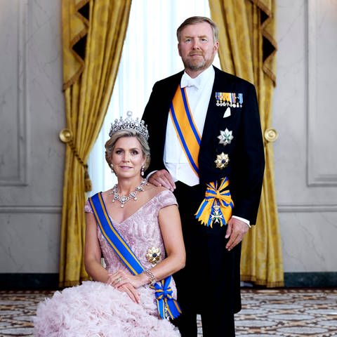 Das Königpaar der Niederlande: König Willem-Alexander und Königin Máxima bei ihrem offiziellen Fototermin für ein Staatsporträt