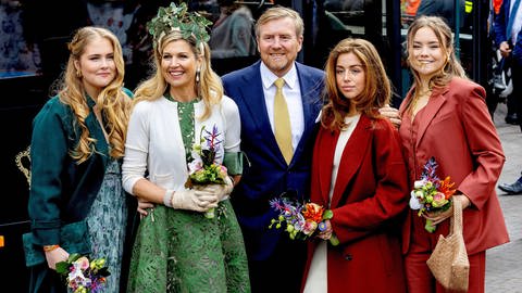 Die niederländische Königsfamilie mit König Willem-Alexander, Königin Máxima und den drei Töchtern Amalia, Alexia und Ariane feiert den Nationalfeiertag in schönen Kleidern.