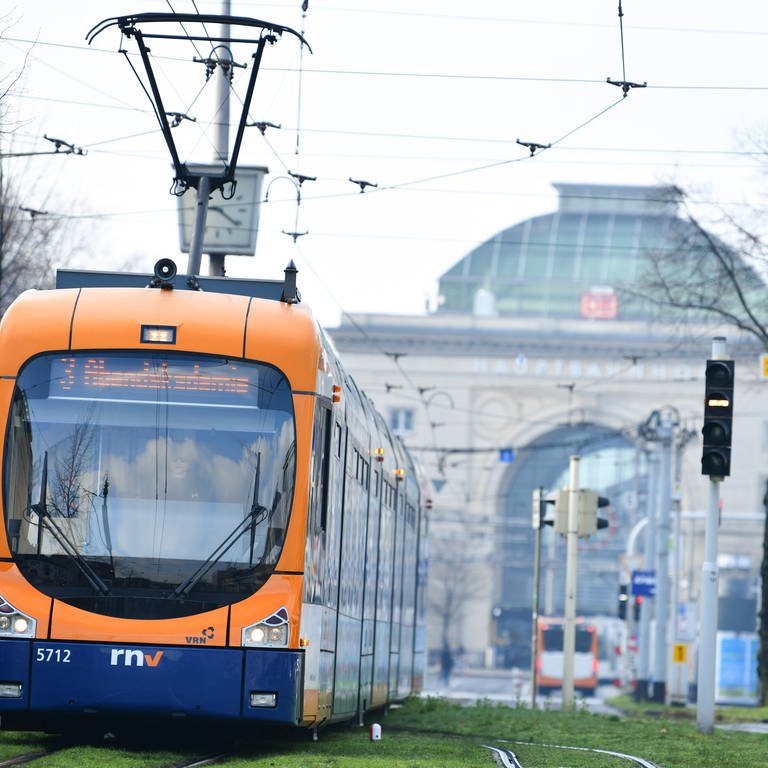 16.02.2018, Baden-Württemberg, Mannheim: Eine Straßenbahn fährt vor dem Eingang zum Hauptbahnhof über die Gleise. 