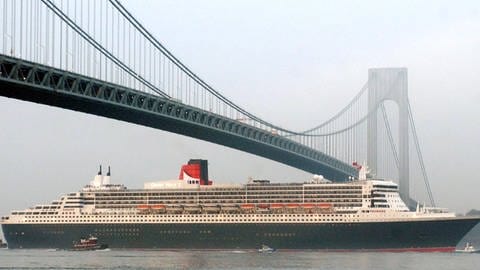 Der Luxusdampfer "Queen Mary II." fährt unter der New Yorker Verrazano-Breücke hindurch. (Foto: dpa Bildfunk, picture alliance / dpa | Justin_Lane)