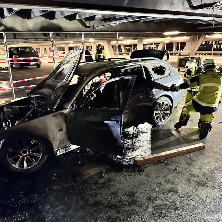 Nach dem Feuer in einem Parkhaus am Stuttgarter Flughafen wird das Wrack eines Pkw geborgen.