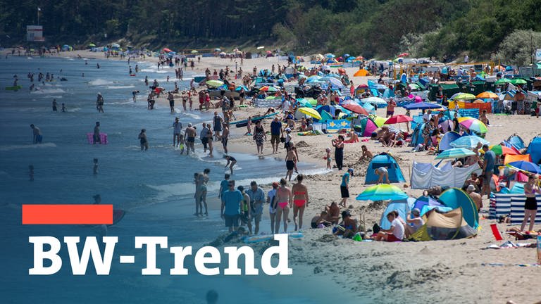 Strand mit Sommerurlaubern. Teaserbild mit Schriftzug "BW-Trend" als Symbolbild für die landespolitische Umfrage. 