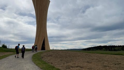 Ein kegelförmiger Holzturm.