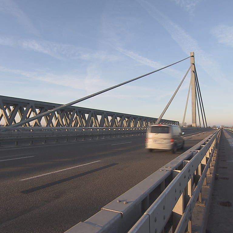 Ein Auto fährt über die wieder komplett für den Verkehr freigegebene Rheinbrücke zwischen Karlsruhe und Wörth.