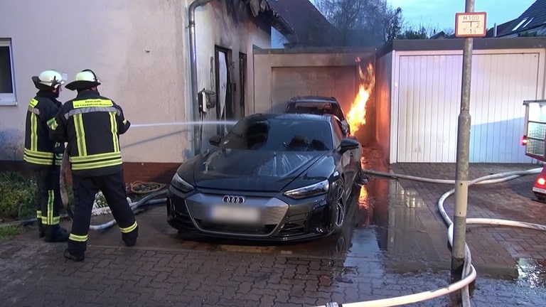 Kleinniedesheim: Brennende Autos setzen Einfamilienhaus in Flammen