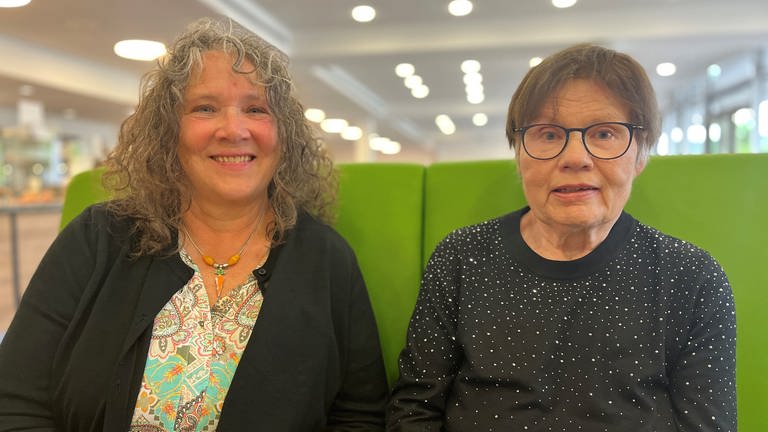 Schlaganfallhelferin Margit Kraubmann und Patientin Elke in der Cafeteria der Rems-Murr-Kliniken