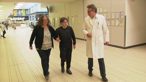 Professor Ludwig Niehaus von den Rems-Murr-Kliniken zusammen mit Schlaganfall-Helferin Margit Kraubmann und Patientin Elke