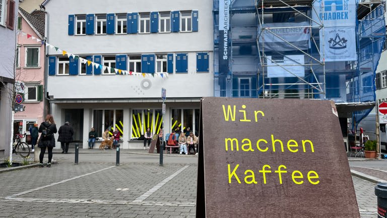 Schild vor Café SUEDHANG weist in Innenstadt von Tübingen auf das Kaffee-Angebot hin. Das Café mit Kaffeerösterei sieht sich nach einer Anti-Rechtsextremismus-Aktion in seinem Online-Shop mit viel Zustimmung, aber auch Hetze und Drohungen konfrontiert.