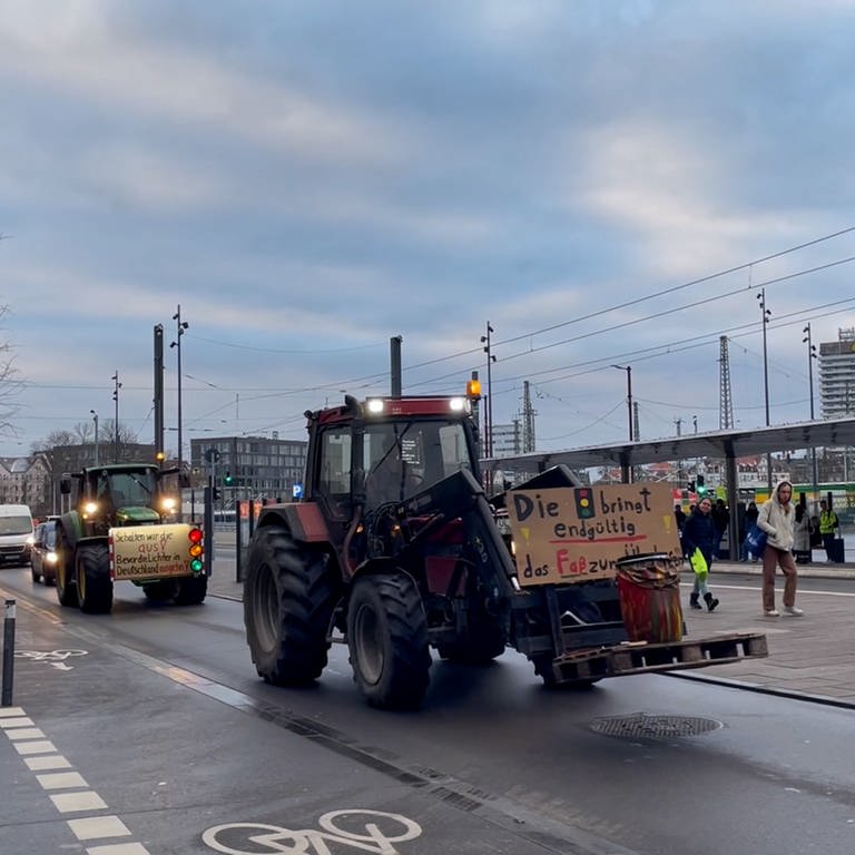Traktoren vor dem Bahnhof Ulm. Erneute Bauernproteste auch in der Region: Landwirte haben sich am Montagmorgen in Ulm getroffen. Sie fuhren mit ihren Traktoren durch die Innenstadt.