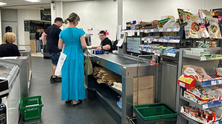 Menschen stehen an einer Kasse im Supermarkt - Stille Stunde im Cap-Markt Zweibrücken