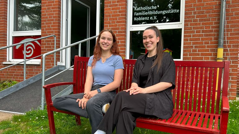 Zwei Studentinnen aus Koblenz haben zusammen mit der Katholischen Familienbildungsstätte das Projekt "Let's connect!" gestartet. Es setzt sich gegen soziale Isolation ein.