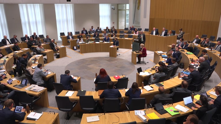 Der rheinland-pfälzische Landtag debattiert über den Entwurf des Doppelhaushalts