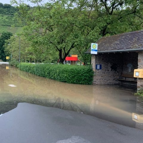 Der Ortseingang von Köwerich steht unter Wasser.