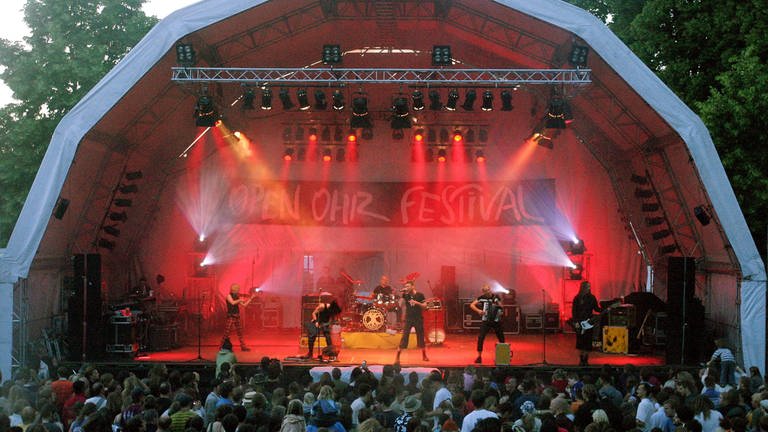 Band spielt auf Bühne beim 30. Open Ohr Festival in Mainz