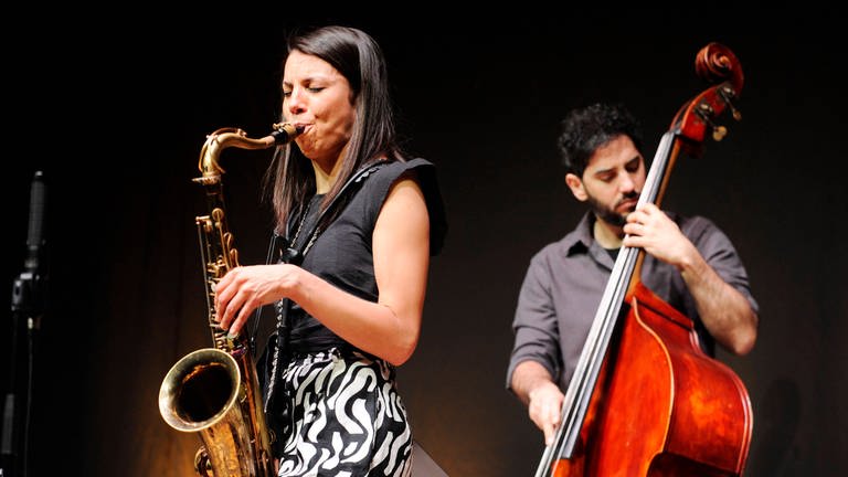 Die chilenische Jazz-Saxophonistin Melissa Aldana mit dem Bassisten Pablo Menares.