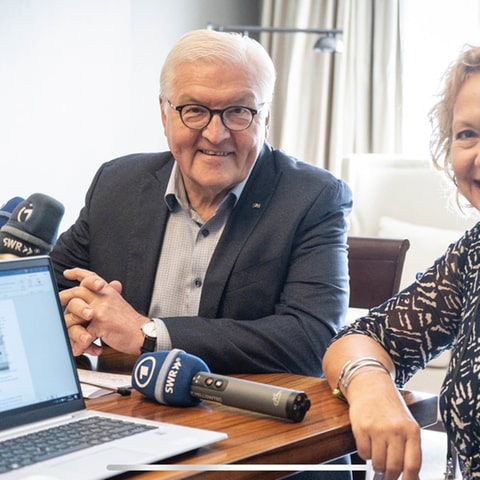 Evi Seibert und Bundespräsident Steinmeier mit Laptop und Mikrofon am Tisch (Foto: SWR, SWR)