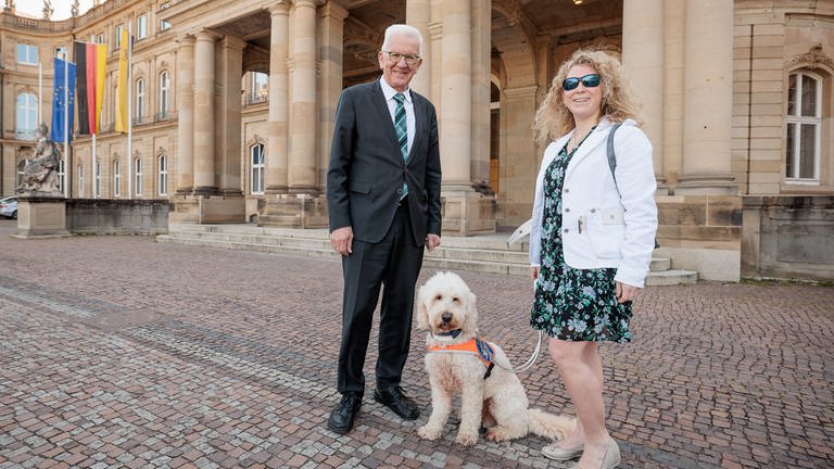 Der Ministerpräsident des Landes Baden-Württemberg, Festivalführhund Harry und seine Halterin Lisa Mümmler 