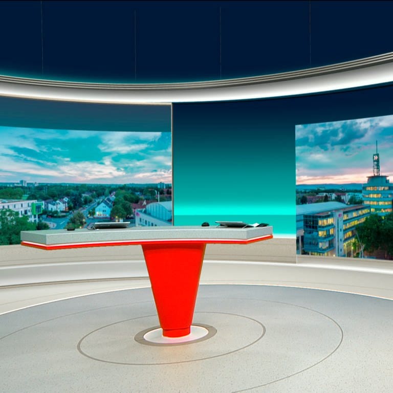 Ein roter Tisch steht vor zwei Panoramawänden im neuen Studio in Mainz von SWR Aktuell Rheinland-Pfalz