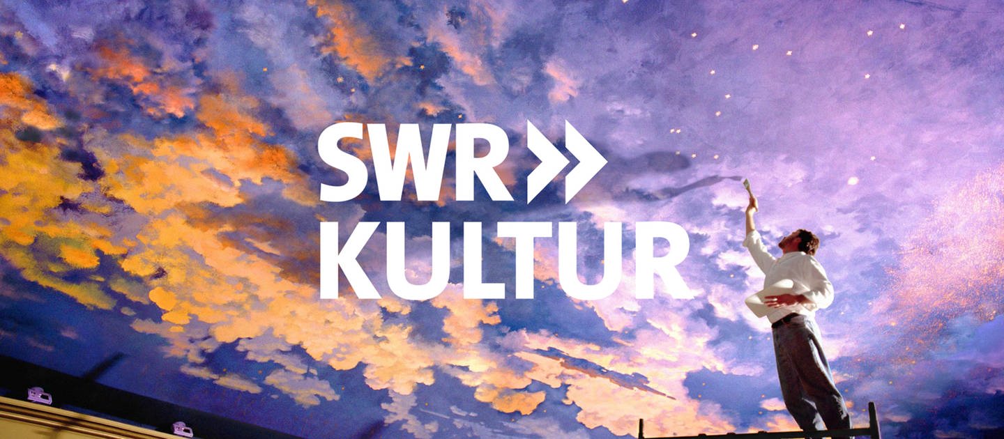 Ein Künstler malt einen Himmel an eine Saaldecke. Im Vordergrund: ein Logo von SWR Kultur (Foto: SWR)