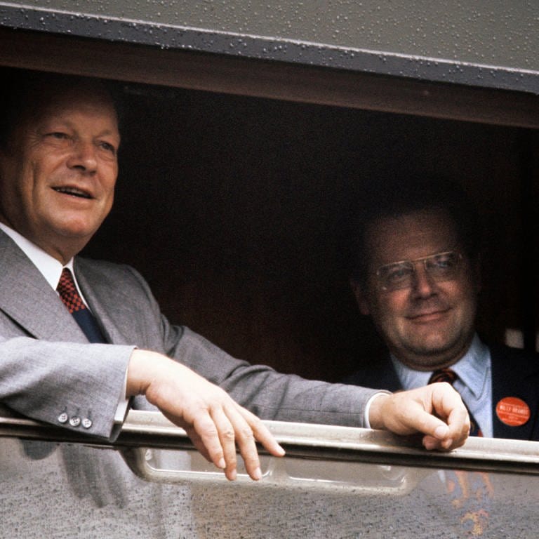 Willy Brandt und Günter Guillaume stehen an einem geöffneten Fenster im Zug (Foto: SWR, rbb/Friedrich-Ebert-Stiftung/J.H. Darchinger)